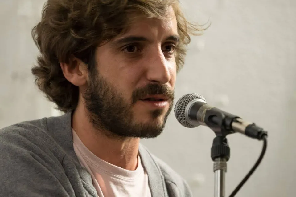 Grande plano de Fábio Salgado a falar ao microfone.